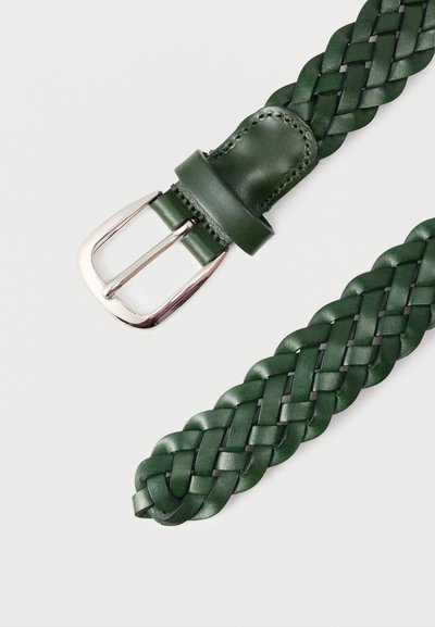 Πράσινη πλεκτή δερμάτινη ζώνη με λείο φινίρισμα, που διαθέτει αγγλικό μεταλλικό τοκά με ασημί απόχρωση και ραμμένο δερμάτινο θηκάρι.