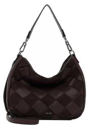 Bolso de hombro de parches de cuero marrón oscuro con cierres plateados, forma curvada y correa larga desmontable, con la etiqueta "SURI FREY" en el frente.