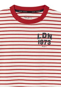 Röd och vit randig t-shirt med röd rundhals. Har "LDN 1973" i svart och grå tryck. Tillverkad av mjukt bomullstyg.