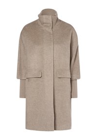 Cappotto di lana beige con colletto alto, spalle scese e polsini a costine. Presenta due tasche frontali e una silhouette dritta.