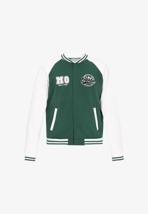 Zeleno-bílá varsity bunda se zapínáním na knoflíky, žebrovanými manžetami a bočními kapsami. Má vyšívané detaily s nápisy "MO" a "Athletics".