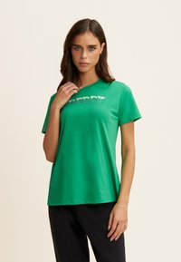 Freddy COMFORT FIT CON DETTAGLI PREZIOSI - T-shirt con stampa - bright green