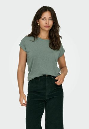 Top verde a maniche corte con una texture sottile, abbinato a pantaloni in velluto a coste verde scuro a vita alta, con un classico design a cinque tasche.