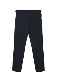 Schwarze schmal zulaufende Hose mit glatter Oberfläche, ausgestattet mit zwei Gesäßtaschen und einem Bund mit Gürtelschlaufen. Keine sichtbaren Verschlüsse oder Muster.