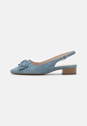 Chaussure slingback en daim bleu avec un petit talon empilé et un nœud décoratif sur la pointe pointue, maintenue par une bride à boucle argentée.