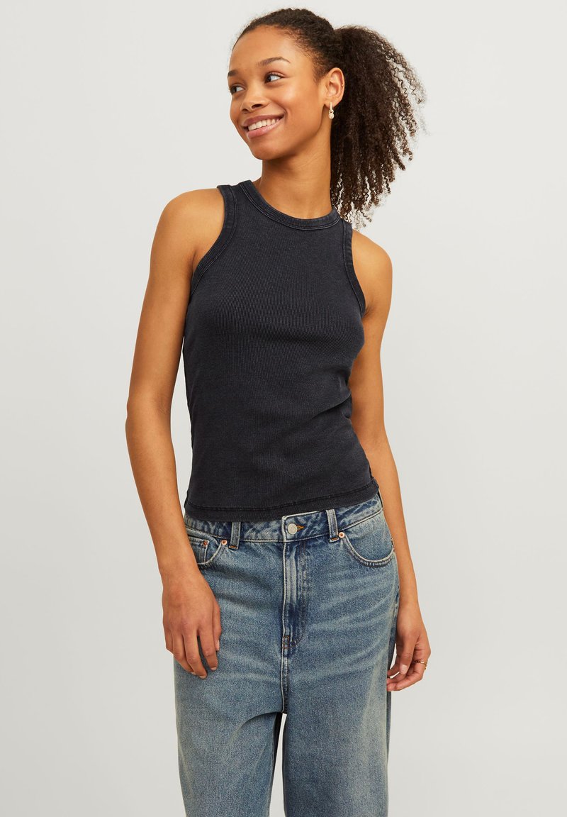 Mørk marineblå ribbet tanktop med rund hals, ermeløs design og figurnær silhuett, sammen med lyseblå vide bukser.