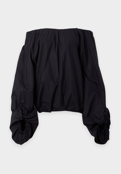 Μαύρο cropped τοπ με πέτο ώμων, μακριά φουσκωτά μανίκια και ελαστικές μανσέτες σε λευκό φόντο.