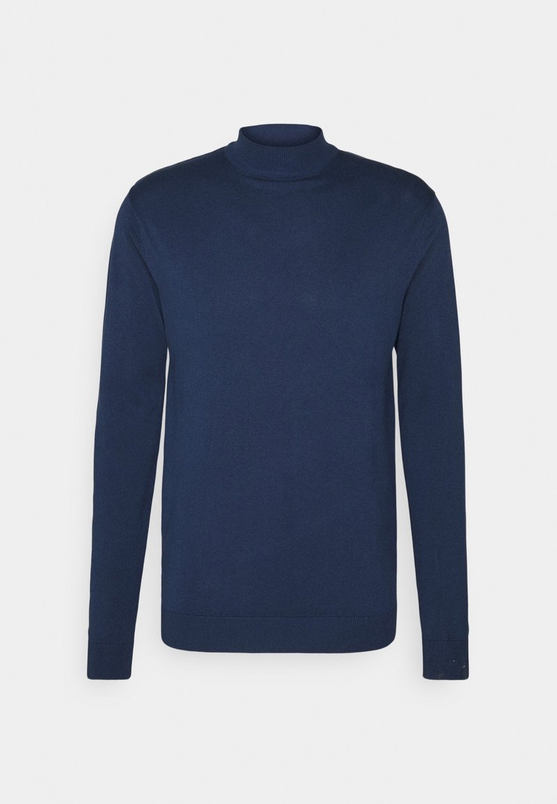 Navyblauer Langarm-Mockneck-Pullover, gerippte Bündchen und Saum, glattes Strickmuster, auf weißem Hintergrund präsentiert.