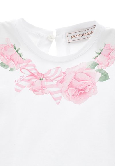 Maglietta di cotone bianca con collo rotondo, decorata con stampe di rose rosa e un fiocco a righe rosa sul collo. Chiusura con bottoni sul retro.
