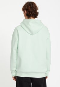 Mintgroene hoodie met een ontspannen pasvorm, capuchon en geribde manchetten en onderrand. Zachte stof met een gladde textuur en geen zichtbare patronen of accenten.