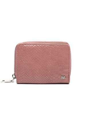 Portefeuille en simili cuir rose avec une texture en peau de serpent, fermeture zippée et accent de logo argenté à l'avant. Forme rectangulaire compacte.