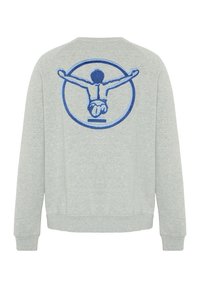 Graues Sweatshirt mit Rundhalsausschnitt, auf der Rückseite mit einer großen blauen Stickerei eines Figur mit ausgestreckten Armen in einem kreisförmigen Design.