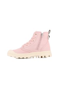 Różowe, wysokie trampki z płótna, z białym gumowym noskiem i podeszwą, z boku zapinane na zamek błyskawiczny oraz z sznurówkami. Teksturowany materiał i podeszwa z gripem.