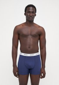 Nachtblau Boxer-Shorts mit einem weißen elastischen Bund, auf dem die Marke "Dickies" in Schwarz gedruckt ist. Weicher, dehnbarem Stoff.