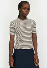 Gestreept shirt met korte mouwen in beige en bruin, met een ronde halslijn en een getailleerd ontwerp. Smooth textuur met zijden plooien.