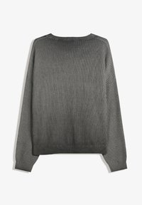 Pull gris en tricot avec une texture côtelée, coupe décontractée et manches longues. Il présente un col rond et des variations subtiles de couleur.