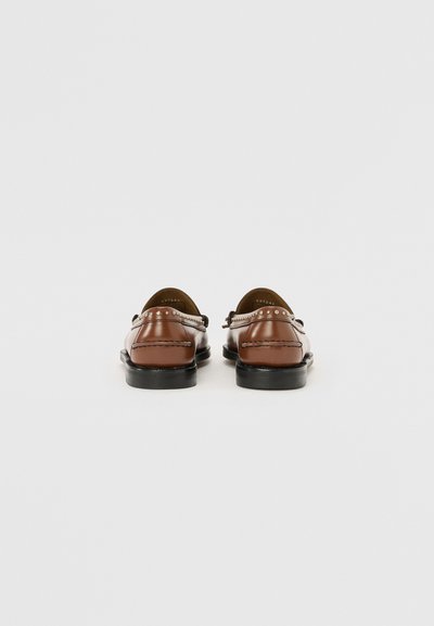 Braune Lederloafer mit einem strukturierten Design, kontrastierenden Nähten und einer glatten Oberfläche. Schwarze Gummisohle und runde Zehenpartie.