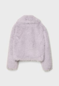 Lilla fake fur jakke med krave, kort design, lange ærmer og en blød, tekstureret overflade. Ingen synlige lukninger eller udsmykninger.