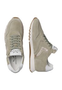 Wildlederschuhe in hellgrün mit weißen Akzenten. Verfügt über ein strukturiertes Seitenpaneel und eine gezackte Sohle. Die Schnürsenkel und das Logo sind in passenden Farbtönen.