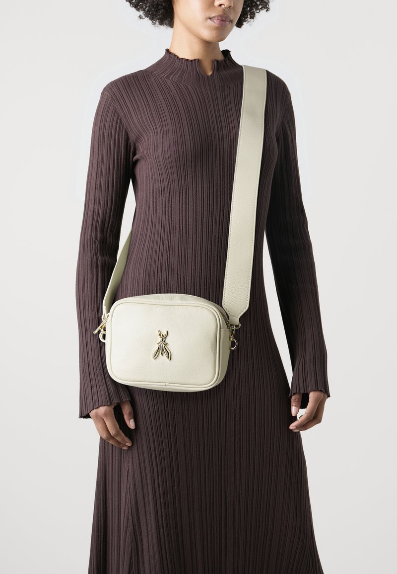 Patrizia Pepe Schoudertas - off white