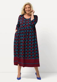 Abito maxi da donna in nero con un motivo floreale in blu e rosso. Presenta maniche a tre quarti, vita arricciata e tasche laterali.