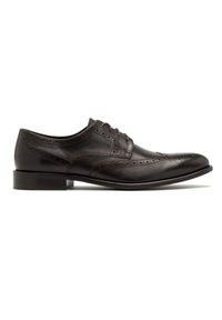 Czarne skórzane buty do garnituru z sznurowanym zapięciem, detalami w stylu brogue, spiczastym czubkiem oraz niskim, blokowym obcasem. Gładka faktura i wypolerowane wykończenie.