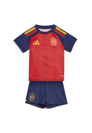 Tenue de football rouge et bleu marine de l'Espagne avec des bandes jaunes sur les épaules, blason de l'Espagne sur la poitrine et sur le short, et logo Adidas sur la poitrine.