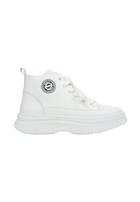 Witte hoge sneakers van glad synthetisch materiaal; voorzien van een ronde logo-patch, vetersluiting aan de voorkant en een dikke, gestructureerde zool.