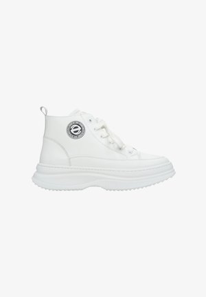 Witte hoge sneakers van glad synthetisch materiaal; voorzien van een ronde logo-patch, vetersluiting aan de voorkant en een dikke, gestructureerde zool.