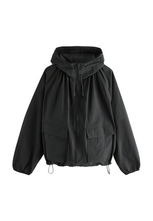 Juoda gobtuvu striukė su priekinio užtrauktuko uždarymu, reguliuojamomis raištelėmis gobtuve ir apačioje, elastiniais rankogaliais ir dviem priekinėmis kišenėmis su atvartais.