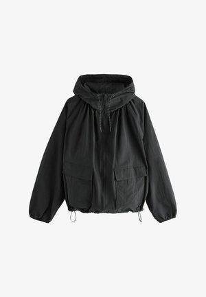 Juoda gobtuvu striukė su priekinio užtrauktuko uždarymu, reguliuojamomis raištelėmis gobtuve ir apačioje, elastiniais rankogaliais ir dviem priekinėmis kišenėmis su atvartais.