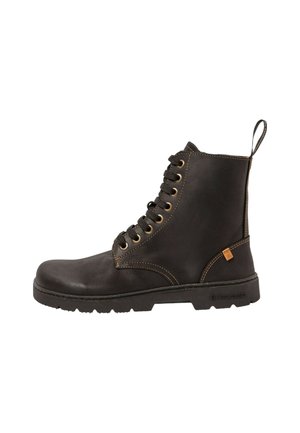 Botas de cuero negro con cordones y suela resistente, con ojales de bronce, costuras en contraste, una pestaña de tirón y un acabado texturizado.