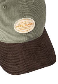 Kordna kapa z olivno zelenim zgornjim delom in temno rjavim vizirjem, s teksturirano površino in šivanim napisom "Pepe Jeans."