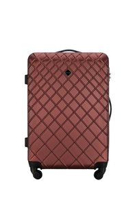 Valigia rigida di un profondo rosso con motivo trapuntato, dotata di una maniglia nera e quattro ruote multi-direzionali per una facile manovrabilità.