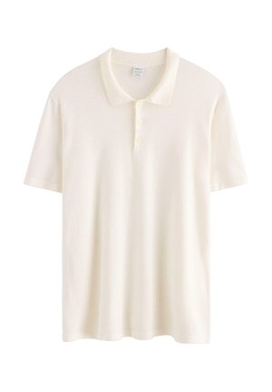 Kortærmet hvid polo med tre knapper og klassisk krave, vist på en ensfarvet hvid baggrund.