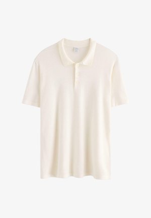 Biała koszulka polo z krótkim rękawem, trzema guzikami i klasycznym kołnierzykiem, prezentowana na jednolitym białym tle.