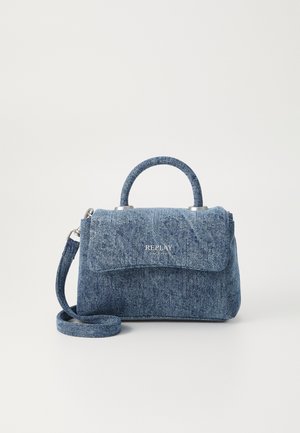 Mała niebieska torebka z denimu z górnym uchwytem, odpinanym paskiem na ramię oraz srebrnym logo "REPLAY Since 1981" na przedniej klapie.