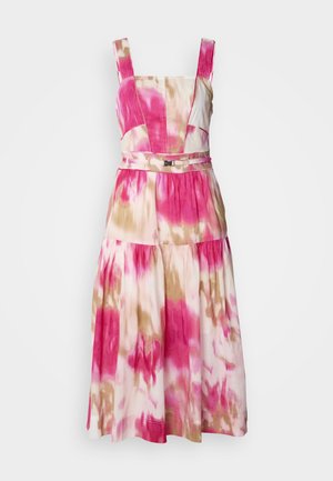 Robe midi sans manches en dégradé rose, crème et marron. Présente une taille ajustée, une jupe évasée et une texture subtile.
