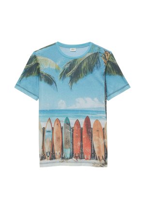Blaues T-Shirt mit bedruckten Palmen, aufgereihten Surfbrettern an einem sandigen Strand und Meereswellen unter teils bewölktem Himmel.
