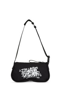 Černá nylonová crossbody taška se zipovým uzávěrem, na přední straně s bílým textem ve stylu graffiti a nastavitelným popruhem.