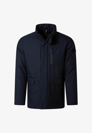 Dunkelblauer gesteppter Mantel mit hohem Kragen, Reißverschlusstasche und zwei vorderen Klapptaschen. Der Stoff hat eine glatte, matte Oberfläche.