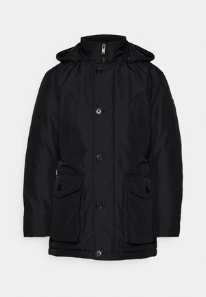 Fekete párnázott dzseki kapucnival, elülső cipzárral, hat gombbal, két nagy folttal ellátott zsebbel és sima, matt felülettel.