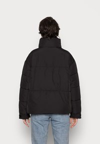 Pieces PCFREEDA SHORT OVERSIZE PUFFER JACKET - Casaco de inverno - black