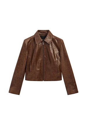 Veste en cuir marron au design raccourci, dotée d'un col pointu, d'une fermeture éclair frontale et d'une texture lisse avec une subtilité brillante.