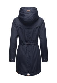 Granatowa, długa wodoodporna kurtka z kapturem, ściągaczem w talii i zapinanymi na guziki mankietami. Gładka tekstura, brak widocznych wzorów ani elementów metalowych.