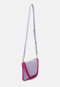 Fialová kožená crossbody taška s pleteným růžovým řetem a zlatým kováním, s uzávěrem na zip a nastavitelným popruhem.