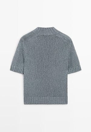 Pull gris tricoté à manches courtes avec col, poignets et ourlet côtelés, posé à plat montrant le dos.