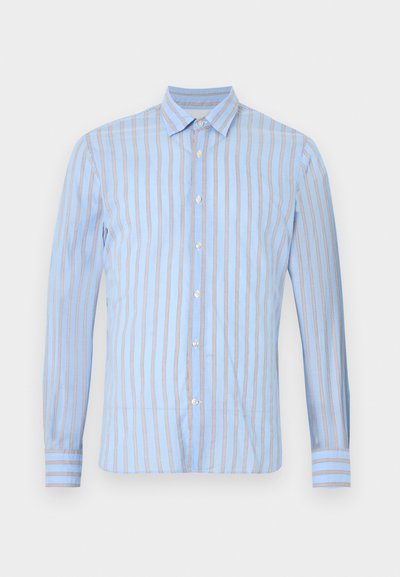 Φανελένιο πουκάμισο ανοιχτού μπλε χρώματος με μακριά μανίκια, κάθετες καφέ ρίγες και μυτερό γιακά σε λευκό φόντο.
