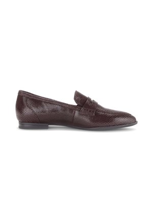 Donkerbruine loafer met een lage hak en getextureerd, reptielpatroon leer, in profiel weergegeven op een witte achtergrond.