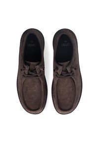 Scarpe in suede marrone con punta arrotondata, dettagli con lacci e superficie texturizzata. La soletta presenta il nome del marchio "LIU-JO" impresso.